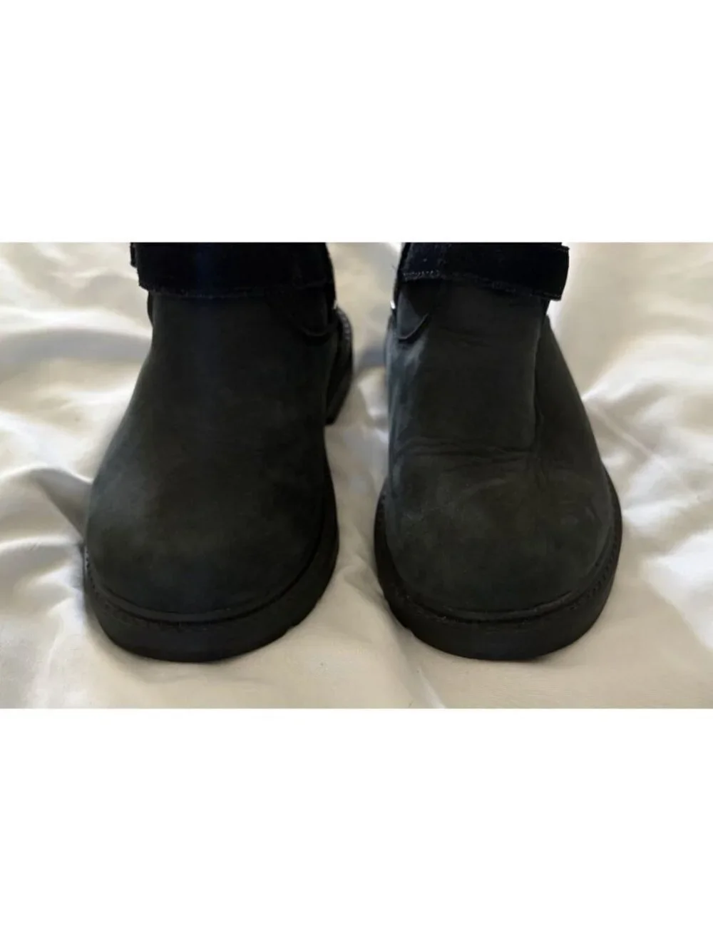 UGG Kinzey Girl’s Black Boots Size 8C Fur Lined Buckled